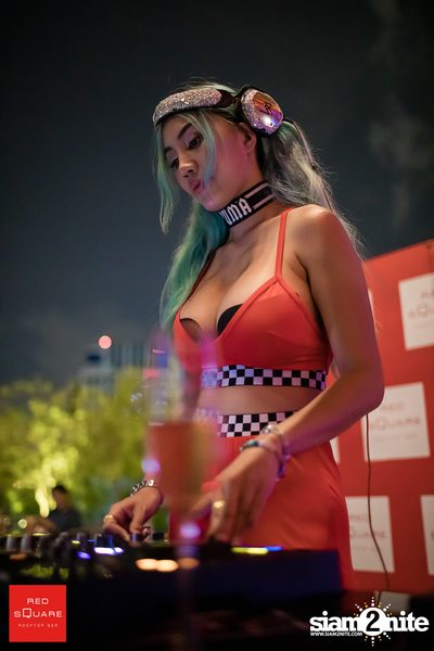 Lady in Red ที่ เรดสแควร์ รูฟท็อป บาร์ — photo 89