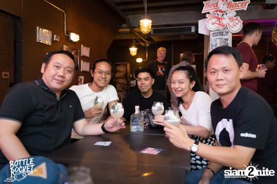 Brew Master กับ Gary Lohin ที่ บ็อทเทิลร็อคเก็ต คราฟท์เบียร์บาร์ — photo 12