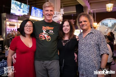 Brew Master กับ Gary Lohin ที่ บ็อทเทิลร็อคเก็ต คราฟท์เบียร์บาร์ — photo 16