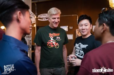Brew Master กับ Gary Lohin ที่ บ็อทเทิลร็อคเก็ต คราฟท์เบียร์บาร์ — photo 17