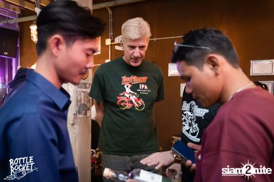 Brew Master กับ Gary Lohin ที่ บ็อทเทิลร็อคเก็ต คราฟท์เบียร์บาร์ — photo 18