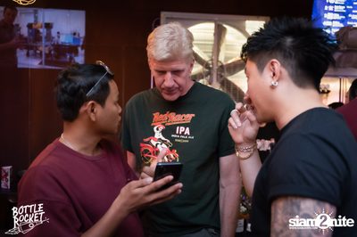 Brew Master กับ Gary Lohin ที่ บ็อทเทิลร็อคเก็ต คราฟท์เบียร์บาร์ — photo 20
