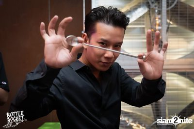 Brew Master กับ Gary Lohin ที่ บ็อทเทิลร็อคเก็ต คราฟท์เบียร์บาร์ — photo 30