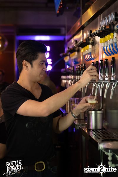 Brew Master กับ Gary Lohin ที่ บ็อทเทิลร็อคเก็ต คราฟท์เบียร์บาร์ — photo 35