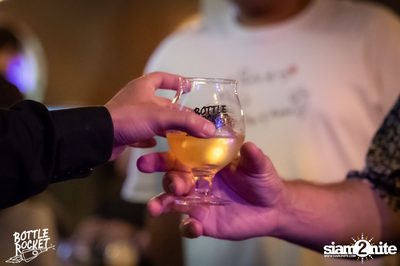 Brew Master กับ Gary Lohin ที่ บ็อทเทิลร็อคเก็ต คราฟท์เบียร์บาร์ — photo 44
