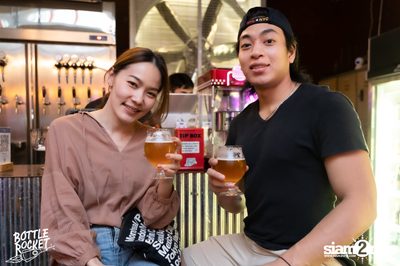 Brew Master กับ Gary Lohin ที่ บ็อทเทิลร็อคเก็ต คราฟท์เบียร์บาร์ — photo 48