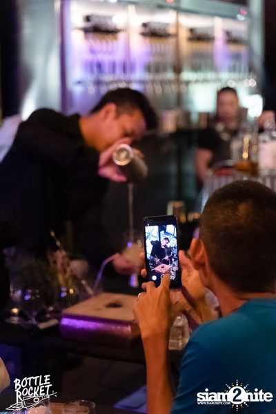 Brew Master กับ Gary Lohin ที่ บ็อทเทิลร็อคเก็ต คราฟท์เบียร์บาร์ — photo 54