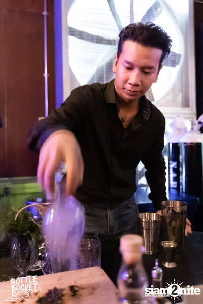 Brew Master กับ Gary Lohin ที่ บ็อทเทิลร็อคเก็ต คราฟท์เบียร์บาร์ — photo 59