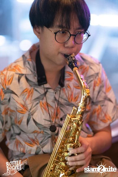 Brew Master กับ Gary Lohin ที่ บ็อทเทิลร็อคเก็ต คราฟท์เบียร์บาร์ — photo 64