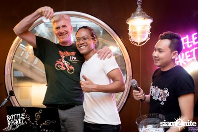 Brew Master กับ Gary Lohin ที่ บ็อทเทิลร็อคเก็ต คราฟท์เบียร์บาร์ — photo 72