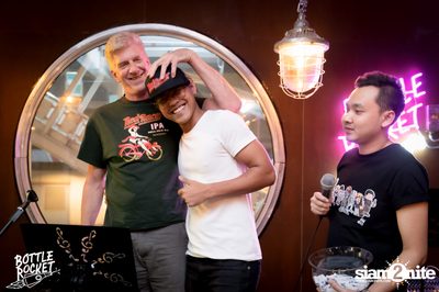 Brew Master กับ Gary Lohin ที่ บ็อทเทิลร็อคเก็ต คราฟท์เบียร์บาร์ — photo 73
