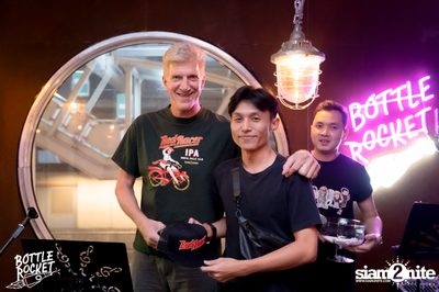 Brew Master กับ Gary Lohin ที่ บ็อทเทิลร็อคเก็ต คราฟท์เบียร์บาร์ — photo 77