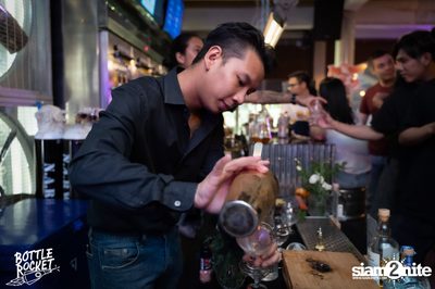 Brew Master กับ Gary Lohin ที่ บ็อทเทิลร็อคเก็ต คราฟท์เบียร์บาร์ — photo 79