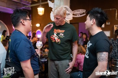 Brew Master กับ Gary Lohin ที่ บ็อทเทิลร็อคเก็ต คราฟท์เบียร์บาร์ — photo 80