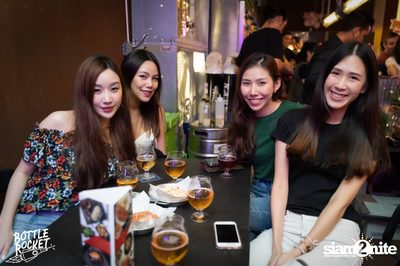 Brew Master กับ Gary Lohin ที่ บ็อทเทิลร็อคเก็ต คราฟท์เบียร์บาร์ — photo 84