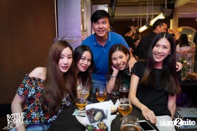 Brew Master กับ Gary Lohin ที่ บ็อทเทิลร็อคเก็ต คราฟท์เบียร์บาร์ — photo 85