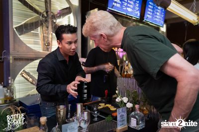 Brew Master กับ Gary Lohin ที่ บ็อทเทิลร็อคเก็ต คราฟท์เบียร์บาร์ — photo 86