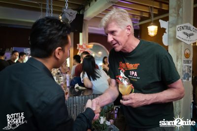 Brew Master กับ Gary Lohin ที่ บ็อทเทิลร็อคเก็ต คราฟท์เบียร์บาร์ — photo 87