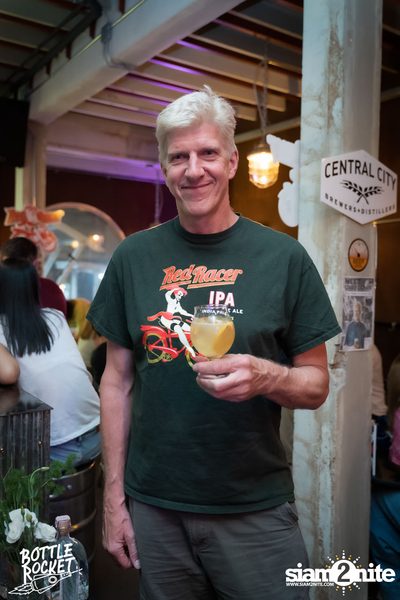 Brew Master กับ Gary Lohin ที่ บ็อทเทิลร็อคเก็ต คราฟท์เบียร์บาร์ — photo 88