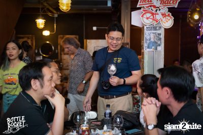 Brew Master กับ Gary Lohin ที่ บ็อทเทิลร็อคเก็ต คราฟท์เบียร์บาร์ — photo 89