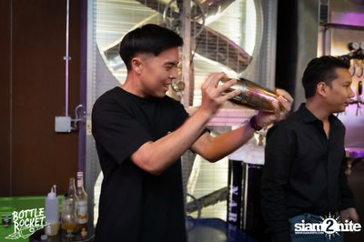 Brew Master กับ Gary Lohin ที่ บ็อทเทิลร็อคเก็ต คราฟท์เบียร์บาร์ — photo 92