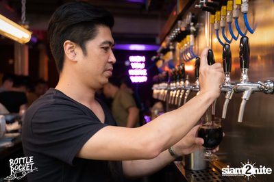 Brew Master กับ Gary Lohin ที่ บ็อทเทิลร็อคเก็ต คราฟท์เบียร์บาร์ — photo 93