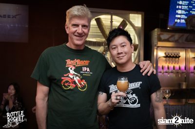 Brew Master กับ Gary Lohin ที่ บ็อทเทิลร็อคเก็ต คราฟท์เบียร์บาร์ — photo 97