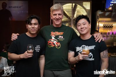 Brew Master กับ Gary Lohin ที่ บ็อทเทิลร็อคเก็ต คราฟท์เบียร์บาร์ — photo 98