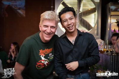 Brew Master กับ Gary Lohin ที่ บ็อทเทิลร็อคเก็ต คราฟท์เบียร์บาร์ — photo 100