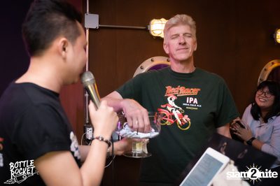Brew Master กับ Gary Lohin ที่ บ็อทเทิลร็อคเก็ต คราฟท์เบียร์บาร์ — photo 115