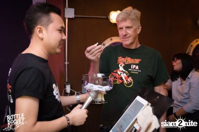 Brew Master กับ Gary Lohin ที่ บ็อทเทิลร็อคเก็ต คราฟท์เบียร์บาร์ — photo 116