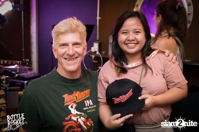 Brew Master กับ Gary Lohin ที่ บ็อทเทิลร็อคเก็ต คราฟท์เบียร์บาร์ — photo 118