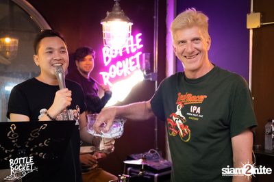 Brew Master กับ Gary Lohin ที่ บ็อทเทิลร็อคเก็ต คราฟท์เบียร์บาร์ — photo 119