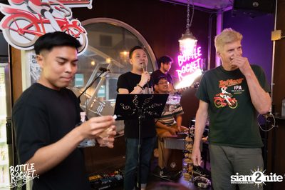 Brew Master กับ Gary Lohin ที่ บ็อทเทิลร็อคเก็ต คราฟท์เบียร์บาร์ — photo 120