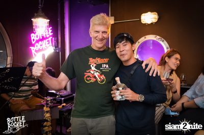 Brew Master กับ Gary Lohin ที่ บ็อทเทิลร็อคเก็ต คราฟท์เบียร์บาร์ — photo 121
