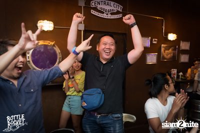 Brew Master กับ Gary Lohin ที่ บ็อทเทิลร็อคเก็ต คราฟท์เบียร์บาร์ — photo 122