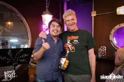 Brew Master กับ Gary Lohin ที่ บ็อทเทิลร็อคเก็ต คราฟท์เบียร์บาร์ — photo 125