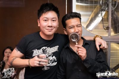 Brew Master กับ Gary Lohin ที่ บ็อทเทิลร็อคเก็ต คราฟท์เบียร์บาร์ — photo 127