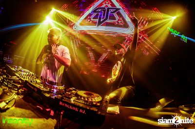 DJ T Asian Invasion ที่ Insanity Nightclub — photo 136