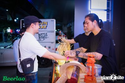 Friday ที่ บ็อทเทิลร็อคเก็ต คราฟท์เบียร์บาร์ — photo 8