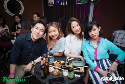 Friday ที่ บ็อทเทิลร็อคเก็ต คราฟท์เบียร์บาร์ — photo 13