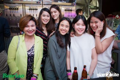 Friday ที่ บ็อทเทิลร็อคเก็ต คราฟท์เบียร์บาร์ — photo 16