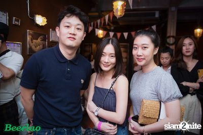 Friday ที่ บ็อทเทิลร็อคเก็ต คราฟท์เบียร์บาร์ — photo 17