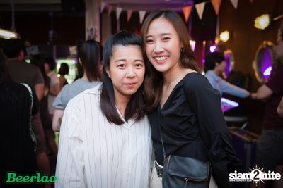 Friday ที่ บ็อทเทิลร็อคเก็ต คราฟท์เบียร์บาร์ — photo 18