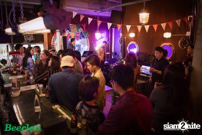 Friday ที่ บ็อทเทิลร็อคเก็ต คราฟท์เบียร์บาร์ — photo 19