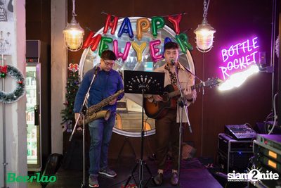 Friday ที่ บ็อทเทิลร็อคเก็ต คราฟท์เบียร์บาร์ — photo 21