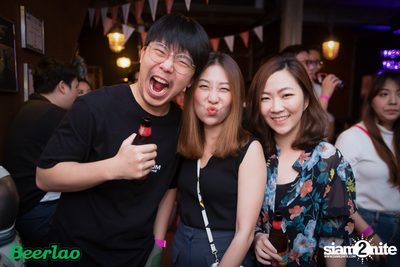 Friday ที่ บ็อทเทิลร็อคเก็ต คราฟท์เบียร์บาร์ — photo 23