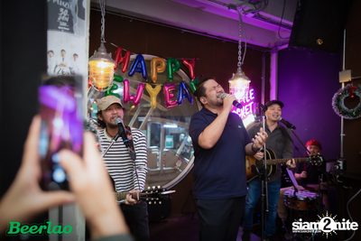 Friday ที่ บ็อทเทิลร็อคเก็ต คราฟท์เบียร์บาร์ — photo 48