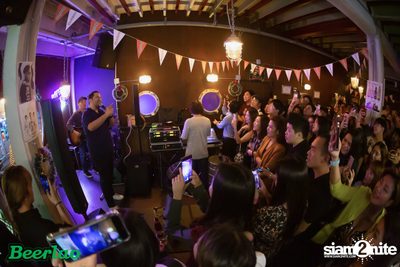 Friday ที่ บ็อทเทิลร็อคเก็ต คราฟท์เบียร์บาร์ — photo 50