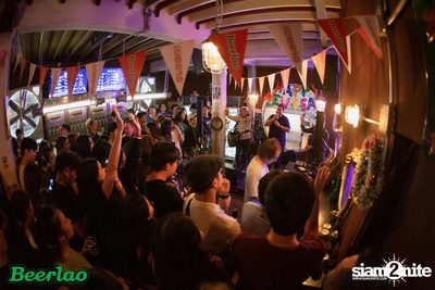 Friday ที่ บ็อทเทิลร็อคเก็ต คราฟท์เบียร์บาร์ — photo 58